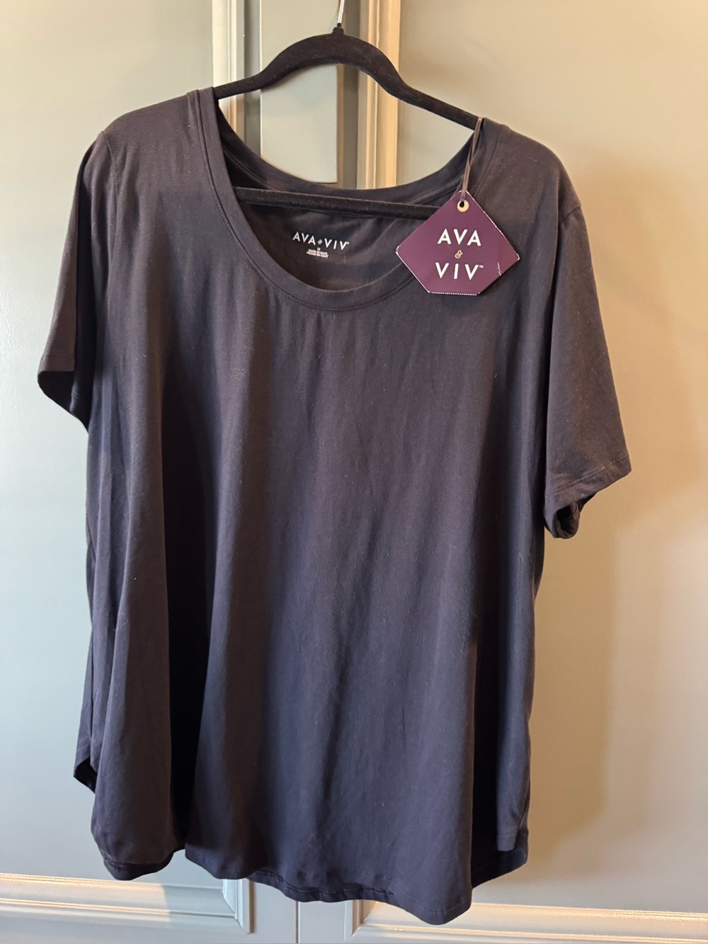 NWT. Ava & Viv Black Short Sleeve Scoop Neck Tee